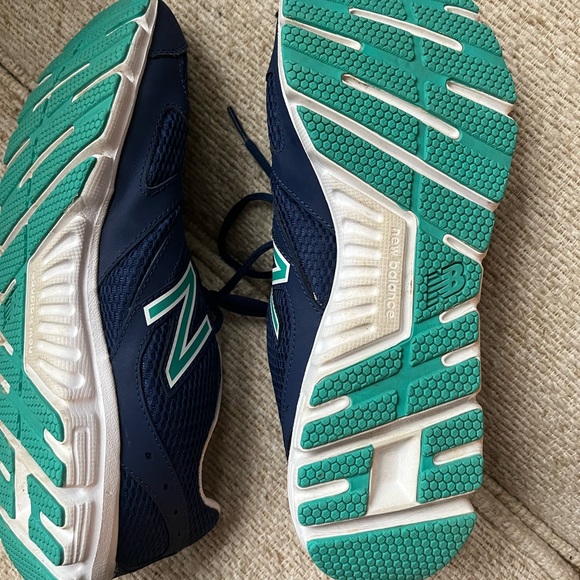Women’s EUC New Balance Navy with Teal Size 10.5 - Picture 4 of 5